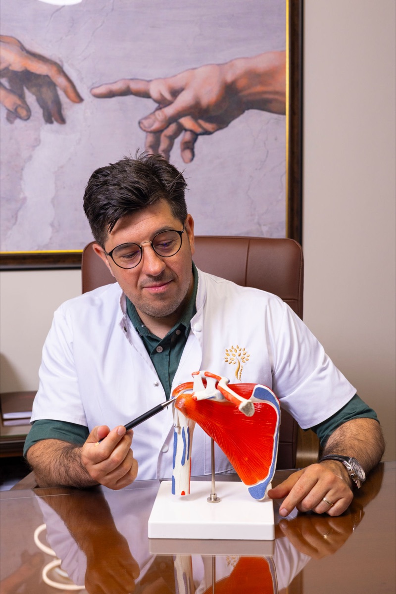 Dr. Botnari Alexei explicând anatomia umărului în cabinet