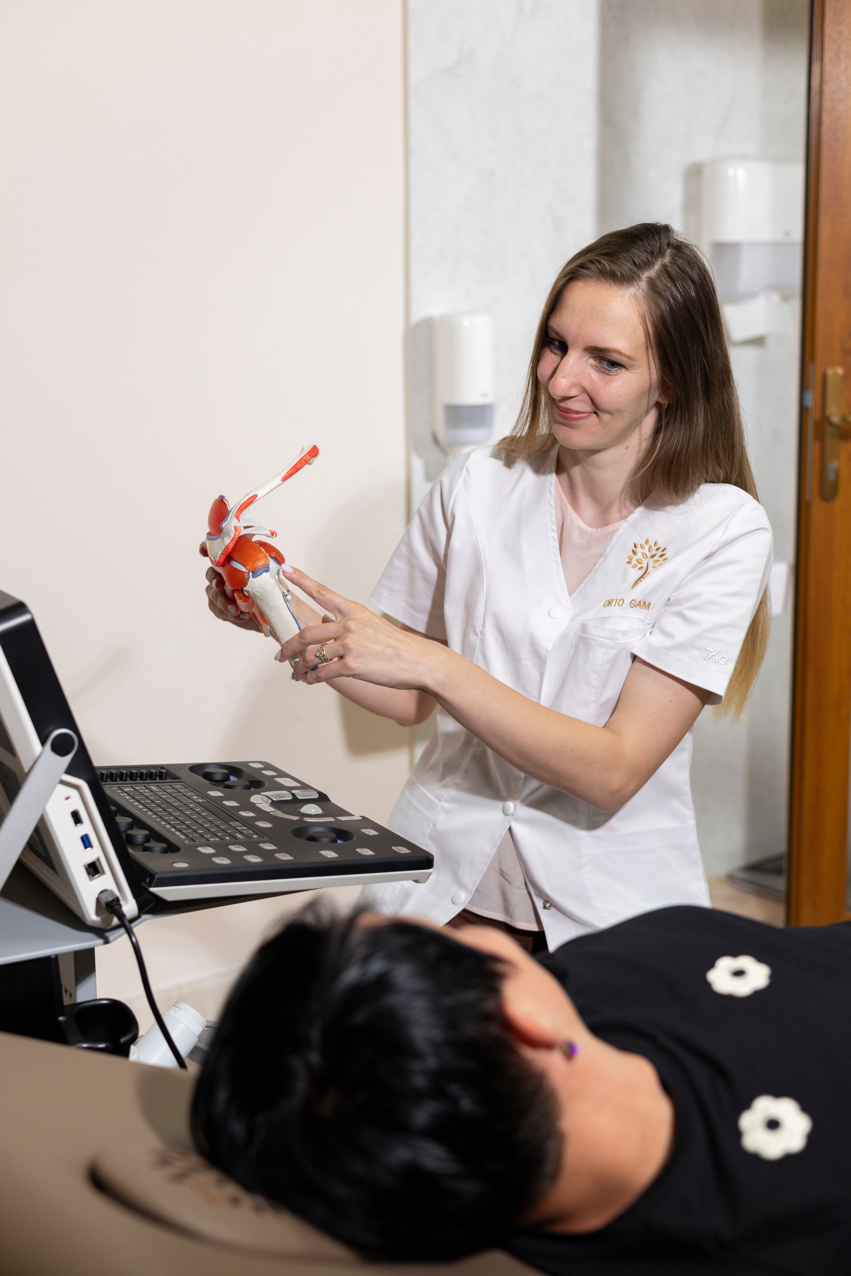 Dr. Șimon Alina consultație reumatologie Clinica Ortogam