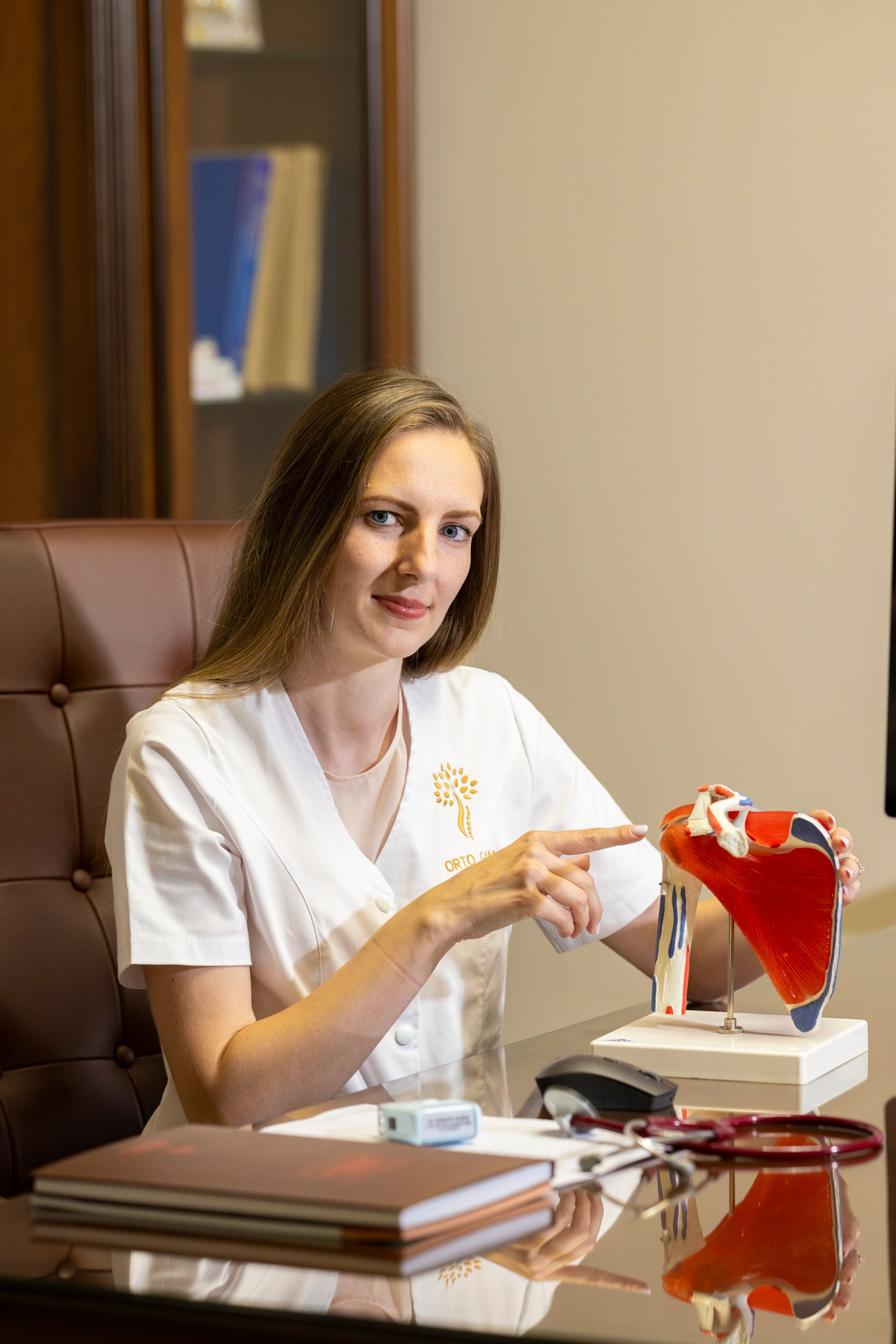 Dr. Șimon Alina explicarea diagnosticului cu model anatomic
